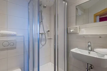 haus_tirol_comfort_dreibettzimmer_zimmer_3_bad.jpg