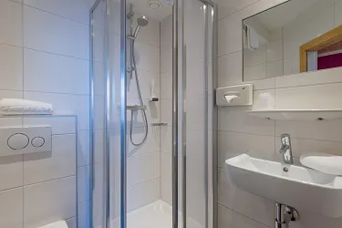 haus_tirol_comfort_dreibettzimmer_zimmer_3_bad.jpg