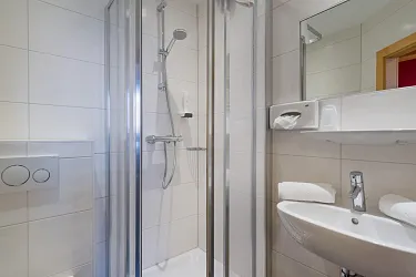 haus_tirol_standard_doppelzimmer_zimmer_4_2.jpg